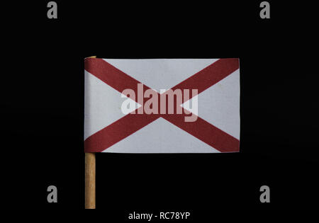 Un drapeau unique et tout simplement de l'Angleterre le cure-dent sur fond noir. Un champ blanc avec croix rouge centrée. Banque D'Images