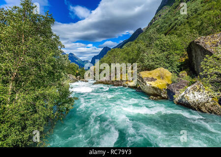 Paysage avec rivière près de Briksdalsbreen Glacier Briksdal ou dans les temps anciens, la Norvège avec green mountain Banque D'Images