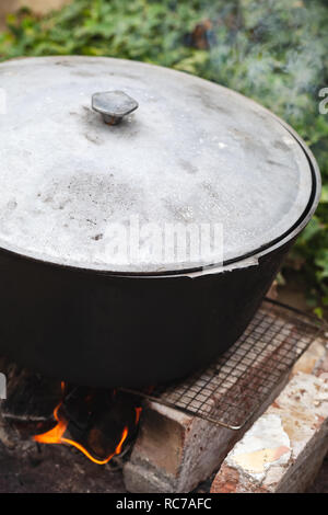 Chaudron se dresse sur un feu de joie. La préparation de soupe Chorba Banque D'Images