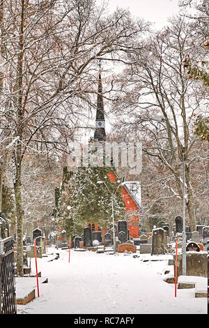 Porvoo, Finlande - le 25 décembre 2018 : old town cemetery cimetière avec l'église Kirche finlandais avec neige de l'hiver. Banque D'Images