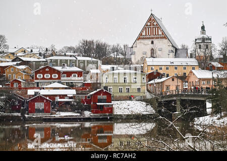 Historique vieux Porvoo, Finlande avec des maisons en brique et en pierre médiévale et la Cathédrale de Porvoo blanc sous la neige en hiver. Banque D'Images