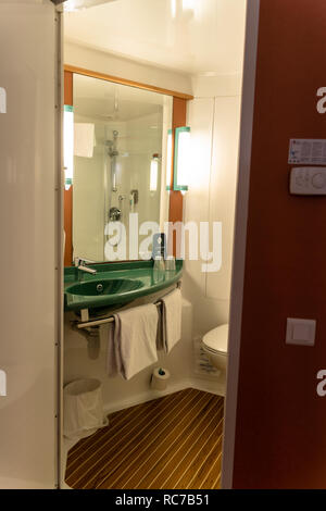 Intérieur d'une salle de bains dans une chambre de l'Ibis budget hôtel à Barcelone (avant l'Etap'hôtel ibis), Espagne Banque D'Images