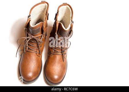 La mode des chaussures en cuir marron chaud pour l'hiver d'amorçage isolées sur fond blanc Banque D'Images