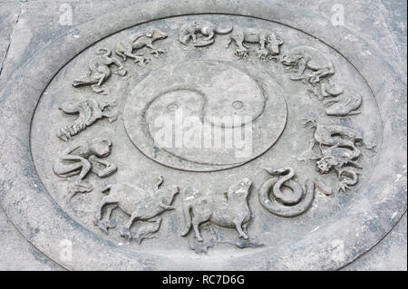 Bas-Relief avec symbole YinYang et douze animaux du zodiaque chinois En chinois Chengdu, Chine Banque D'Images