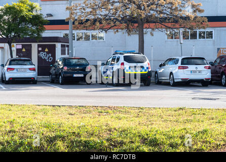 Agent de police nationale à l'intérieur de la voiture, avec un radar de vitesse placé à côté de la voiture sur une rue de 40 km / heure sur Sant Boi de Llobregat, Barcelone, Espagne Banque D'Images