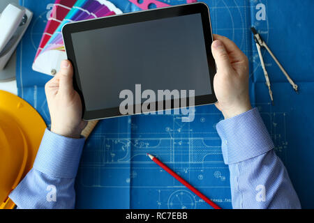 Engineering college student détient tablet Banque D'Images