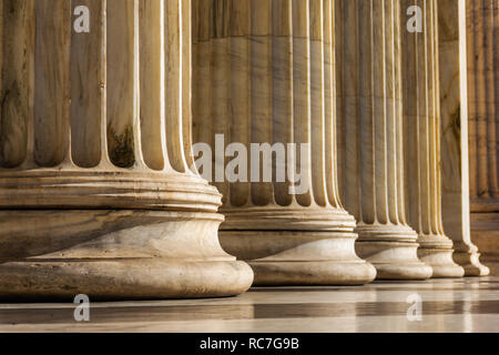 Des piliers de marbre classique détail sur la façade de l'Académie nationale d'Athènes, Grèce Banque D'Images