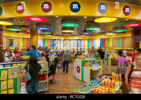 Les gens assistent à M&M'S World confiserie à la bande Banque D'Images