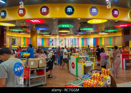 Les gens assistent à M&M'S World confiserie à la bande Banque D'Images