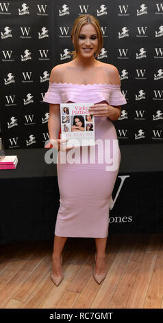 Vicky Pattison fait la promotion de son nouveau livre "Le vrai moi' à Waterstone's dans le centre commercial de Bluewater Kent en vedette : Vicky Pattison Où : Kent, Royaume-Uni Quand : 03 août 2016 Crédit : Steve Finn/WENN Banque D'Images