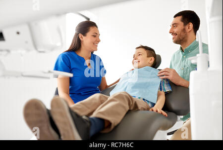 Femme avec un dentiste Clinique dentaire au patient pour enfants Banque D'Images