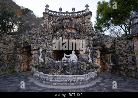 Cascata dos Poetas - poètes fontaine avec une statue du dieu de la mer Poséidon au Palais du Marquis de Pombal à Oeiras, Portugal, Europe Banque D'Images