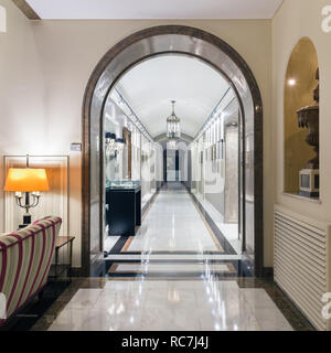 En couloir avec des souvenirs historiques de l''Hotel Palacio à Estoril, Portugal. Emplacement de tir d'Au Service Secret de Sa Majesté James Bond Banque D'Images