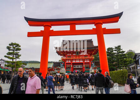 Le Japon, Kyoto, Fushimi Inari Taisha est le chef de culte du dieu Inari, situé dans le quartier de Fushimi, à Kyoto, au Japon. Le sanctuaire se trouve à la base d'un moun Banque D'Images