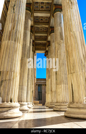 Des piliers de marbre classique détail sur la façade de l'Académie nationale d'Athènes, Grèce Banque D'Images