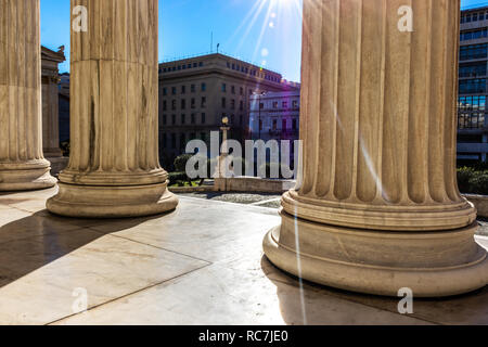 Des piliers de marbre classique détail sur la façade de l'Académie nationale d'Athènes, Grèce Banque D'Images