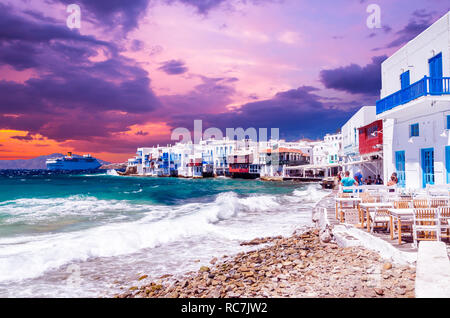 La petite Venise, l'île de Mykonos, en Grèce. Bâtiments colorés et d'un balcon près de la mer et d'un grand navire de croisière blanche. Banque D'Images