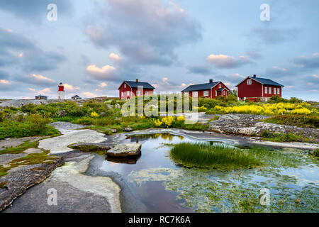 Le Falun red cottages et phare en arrière-plan Banque D'Images