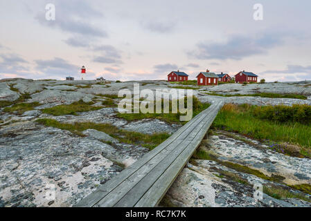 Maisons rouge Falun et phare en arrière-plan Banque D'Images