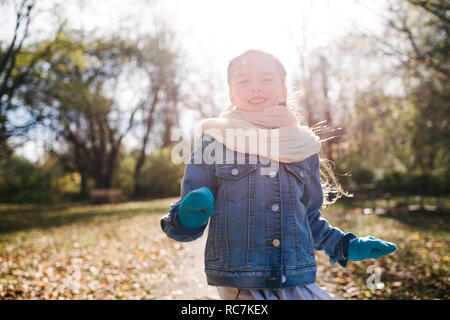 Petite fille courir en forêt Banque D'Images