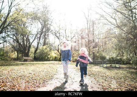 Soeurs d'exécution en forêt Banque D'Images