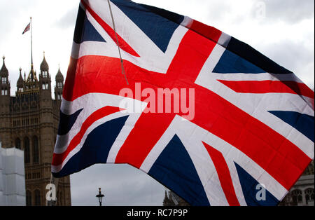 Une Union Jack Flag, le drapeau de Grande-Bretagne, les mouches en face de la Chambre du Parlement, le Parlement décide si la Grande-Bretagne est sortie de l'UE le 29 mars. Banque D'Images