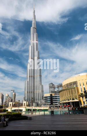 Burj Khalifa à Dubaï avec un ciel clair à côté de Dubaï Mall Banque D'Images