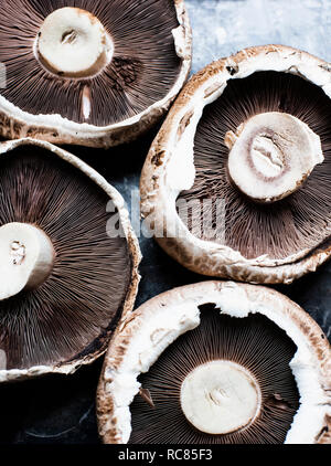 L'envers les champignons portabello, still life, overhead view Banque D'Images