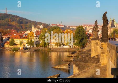 Prague - Le point de vue du pont Charles à Mala Strana et Petrin. Banque D'Images