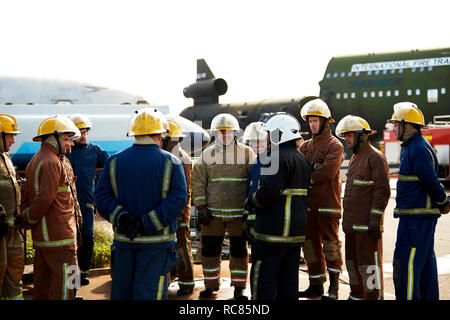 La formation des pompiers, grand groupe de pompiers à l'écoute de superviseur Banque D'Images