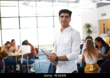 Jeune homme étudiant de l'enseignement supérieur dans l'université de classe, portrait Banque D'Images