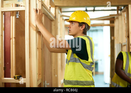 Les étudiants de l'enseignement supérieur dans un cadre en bois de construction atelier collège Banque D'Images