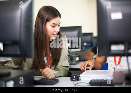 College les étudiants qui étudient à l'ordinateur en classe Banque D'Images