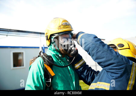 Formation des pompiers à mettre en feu casque, Darlington, UK Banque D'Images