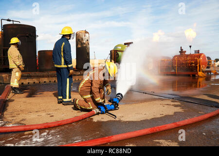 Formation des pompiers pour éteindre le feu sur les réservoirs en feu, Darlington, Royaume-Uni Banque D'Images