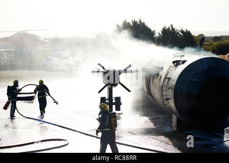 Les pompiers pour éteindre le feu sur l'avion de formation ancienne, Darlington, Royaume-Uni Banque D'Images