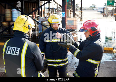 Pompiers en discussion au centre de formation, Darlington, UK Banque D'Images