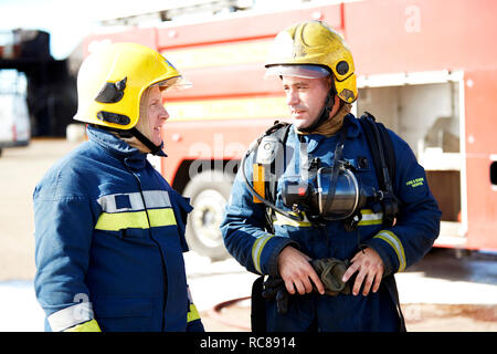 Pompiers en discussion au centre de formation, Darlington, UK Banque D'Images