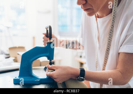 Fashion designer working in her Studio Banque D'Images