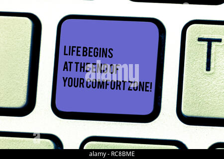 Écrit remarque montrant la vie commence à la fin de votre zone de confort. Photo d'affaires mettant en vedette Faire des changements évoluer grandir touche clavier Intention de créer Banque D'Images