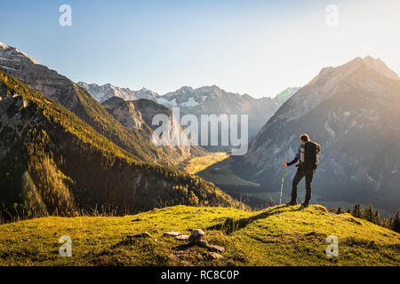 Hiker enjoying view, région de Karwendel, Hinterriss, Tirol, Autriche Banque D'Images