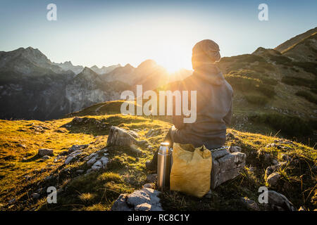 Hiker enjoying view, région de Karwendel, Hinterriss, Tirol, Autriche Banque D'Images