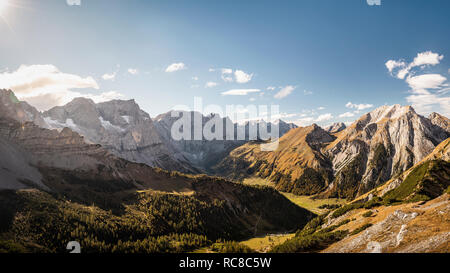 Vue sur vallée, région de Karwendel, Hinterriss, Tirol, Autriche Banque D'Images