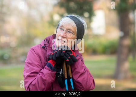 Senior woman resting de walk in park Banque D'Images