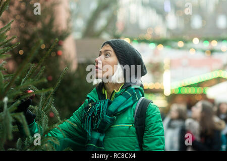 Mature Woman shopping à Weihnachtsmarkt, Freiburg, Baden-Wurttemberg, Allemagne Banque D'Images