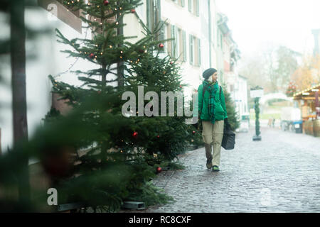 Mature Woman shopping à Weihnachtsmarkt, Freiburg, Baden-Wurttemberg, Allemagne Banque D'Images