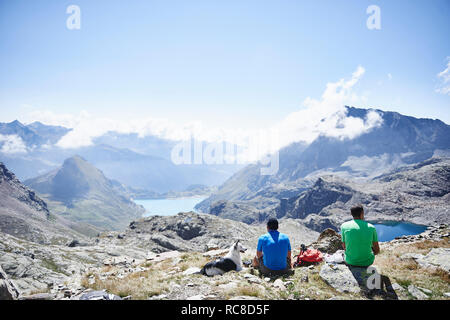 Les randonneurs s'arrêter pour casser, Mont Cervin, Matterhorn, Valais, Suisse Banque D'Images