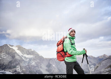 Portrait de randonneur dans des conditions froides, Mont Cervin, Matterhorn, Valais, Suisse Banque D'Images