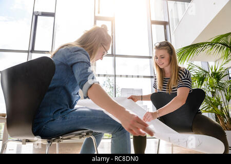 Remue-méninges sur les collègues des graphiques dans le plein soleil