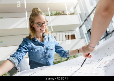 Remue-méninges sur les collègues des graphiques dans le plein soleil